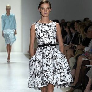 □$5,000 OSCAR DE LA RENTA ICONIC STUNNING WHITE FLORAL PLEAD SILK RUNW DRESS S